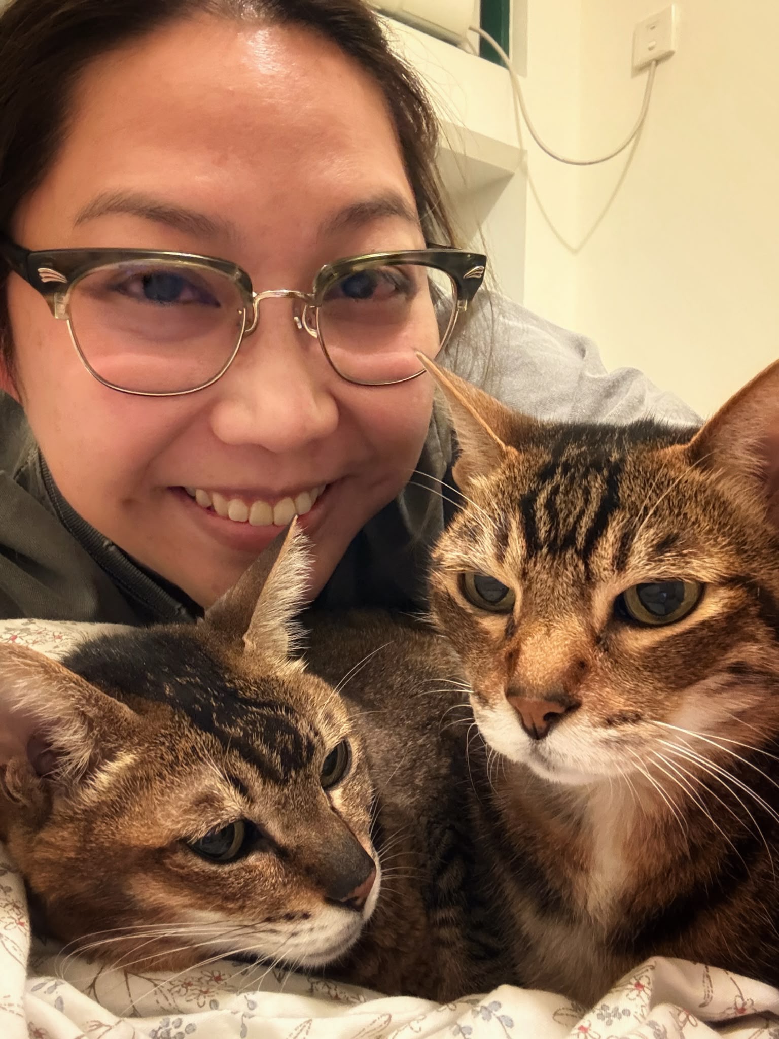 Max Love 寵物保姆 Yann 與貓咪合照